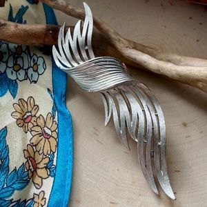 Vintage- Crown Trifari 1960s Silver Tone Abstract Feather Brooch